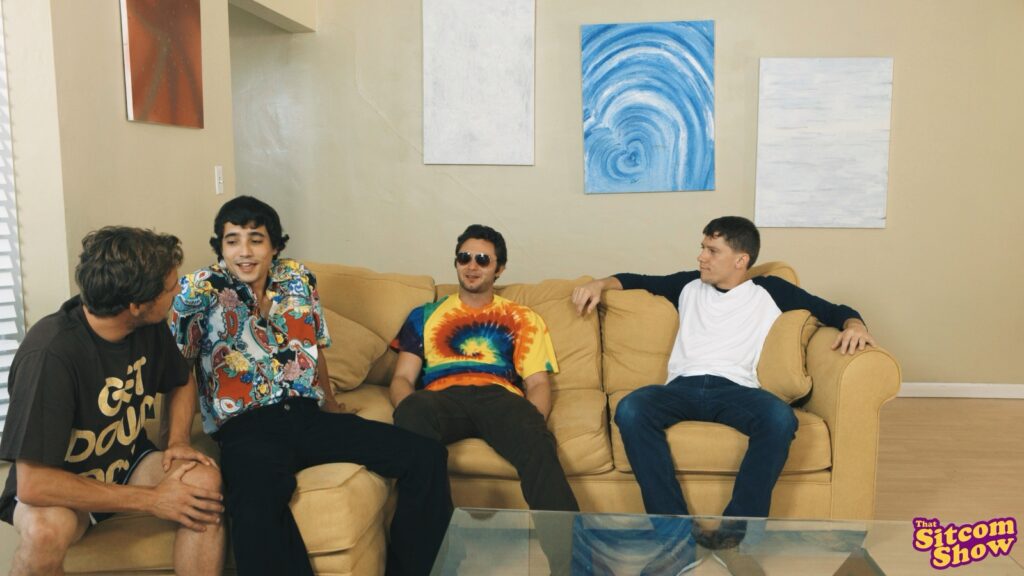 Screenshot: Die vier Freunde auf dem Sofa!